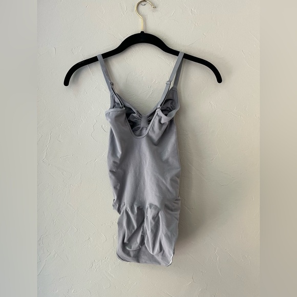 🩶NEW SKIMS SEAMLESS SCULPT BRIEF BODYSUIT IN PACIFIC L - Picture 2 of 4